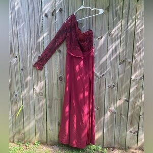 Elegant Burgundy Lace Evening Gown